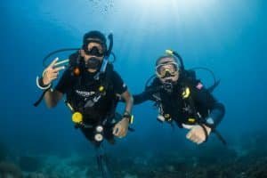 dive instructor with student
