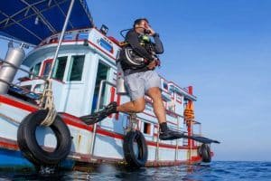 diver giant stride off the boat 1024x683