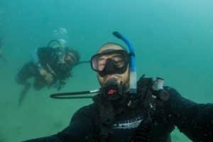 diver selfie buddi in the background 1024x683