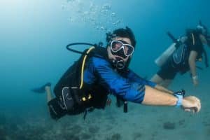 diver with blue shirt
