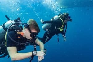 divers navigating back to the boat new 1024x683
