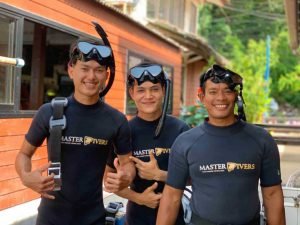 group of boys before dive 1024x768